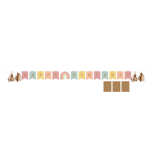 Guirnalda 'Happy Birthday' con diseño de arcoiris boho en tonos pastel, incluida en el Kit Fiesta Arcoiris 1er Cumpleaños. Ideal para celebraciones.