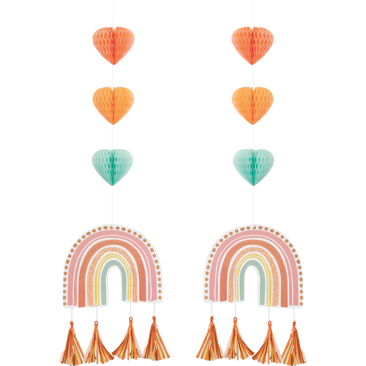Decoración colgante del Kit Fiesta Arcoiris Boho 1er Cumpleaños con corazones de papel en tonos naranja y verde, y arcoiris con borlas.