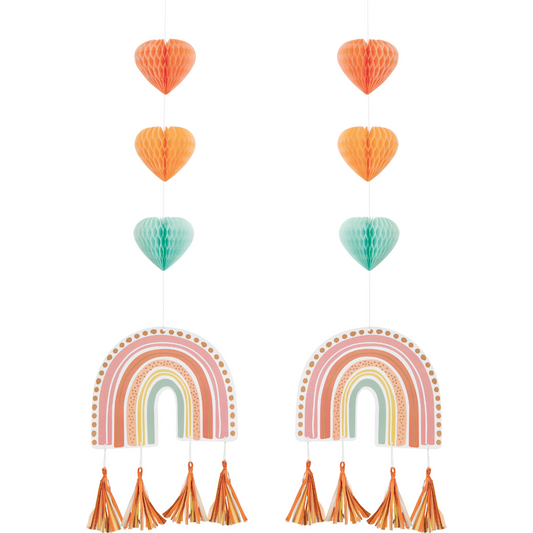 Decoración colgante del Kit Fiesta Arcoiris Boho 1er Cumpleaños con corazones de papel en tonos naranja y verde, y arcoiris con borlas.