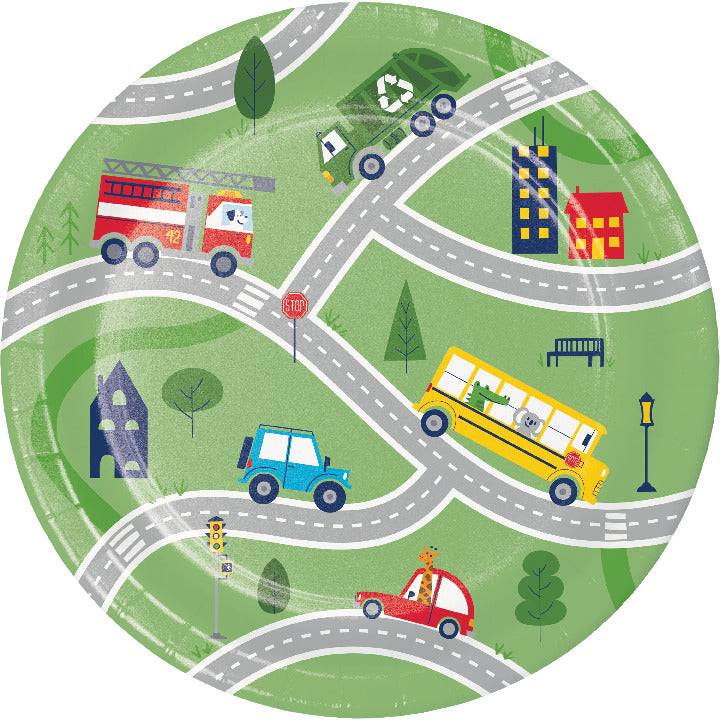 Plato Transportes y carros 17.7cm Fiesta Infantil | 8 UND Resistentes. Diseño colorido con camiones, autobuses y autos en caminos verdes.