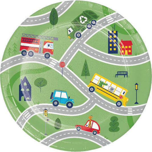 Plato Transportes y carros 17.7cm Fiesta Infantil | 8 UND Resistentes. Diseño colorido con camiones, autobuses y autos en caminos verdes.