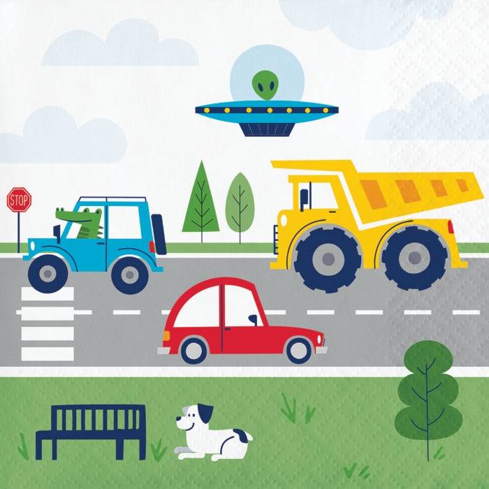 Servilleta decorativa con diseño de vehículos como jeep, camión, auto rojo y ovni en un paisaje urbano con césped y señales de tráfico.