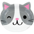 Plato en forma de carita de gato con diseño gris y blanco, orejas rosadas y guiño. Ideal para decoración de cumpleaños temáticos.