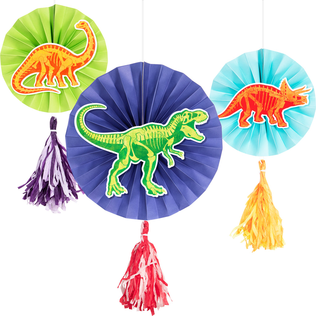 Colgante decorativo dinosaurios x 3 UND con diseños de T-Rex, Triceratops y Brachiosaurio en papel de colores vivos. Ideal para decoración de fiesta infantil.