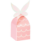 Caja sorpresa fiesta diseño mariposa en cartón iridiscente color rosa pastel. Ideal para fiestas de hadas y mariposas, llena de dulces y regalos.