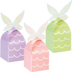 Cajas sorpresa fiesta diseño mariposa en cartón iridiscente. Set de 8 unidades en colores pastel: lila, rosa y verde, ideales para fiestas temáticas.