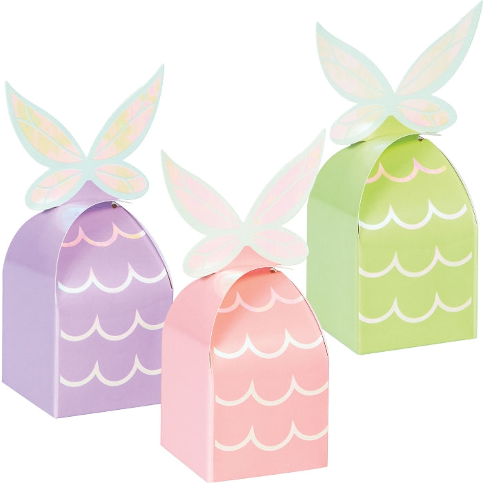 Cajas sorpresa fiesta diseño mariposa en cartón iridiscente. Set de 8 unidades en colores pastel: lila, rosa y verde, ideales para fiestas temáticas.