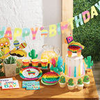 Decoración de mesa con temática mexicana del Kit Fiesta Mexicana ExpertiBox incluye platos, servilletas, vasos y guirnalda Happy Birthday.